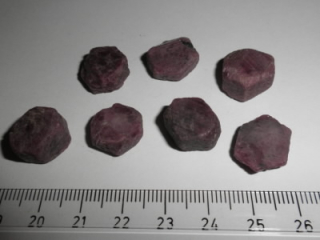 rubín krystaly Indie cca 10 mm