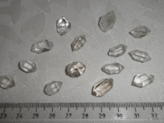 křišťál - samostané oboustranně ukončené krystaly